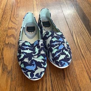 Women’s Tom’s size 8 shark print shark week summer marine biology beach